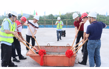 喜封金頂！宜賓遠(yuǎn)東電纜二期交聯(lián)機(jī)主機(jī)樓圓滿(mǎn)封頂，產(chǎn)能升級(jí)再啟新程。